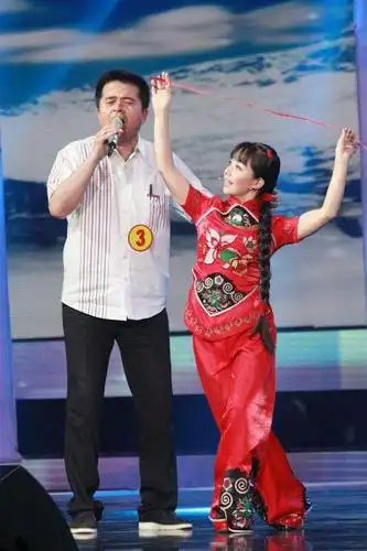 王二妮曝毕福剑生活不讲究,车上脱鞋袜子还有洞