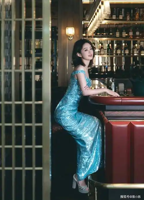 赵丽颖穿上一条紫色的亮片连衣裙更是美出了新高度,让人印象深刻-爱