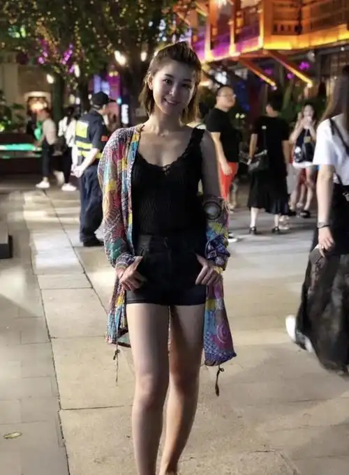 李小萌身材好真"敢穿"当妈后的李小萌变化真大,身材走形严重!