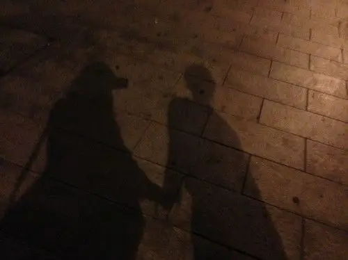 等公车无聊地玩拍影子