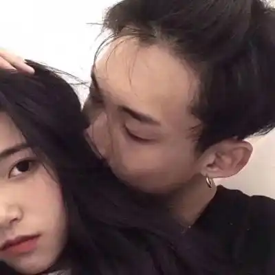 情侣双人两张甜蜜接吻头像