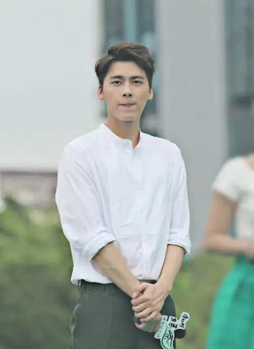 乌烟瘴气的网络需要小草净化无修生图 这时期的发型真的好好看@李易峰