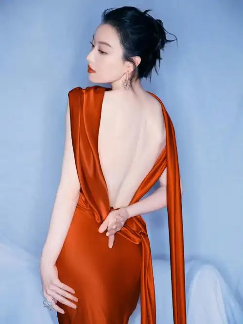 露背红裙的美丽倪妮,贵气的性感什么样,这就是.