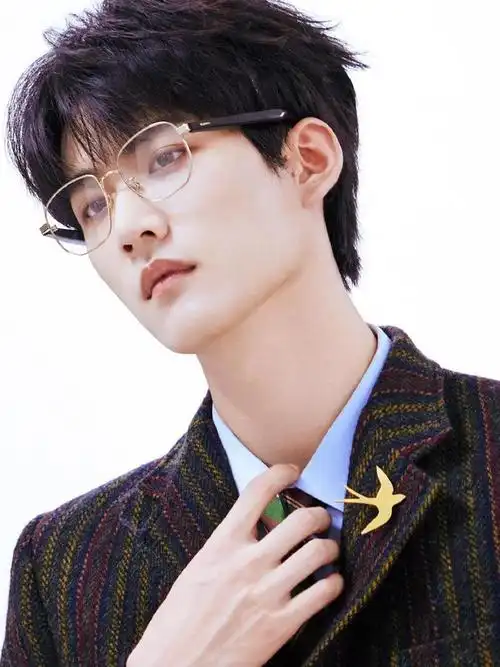 西装领带金丝眼镜一戴好帅,周柯宇更新颜值大片!