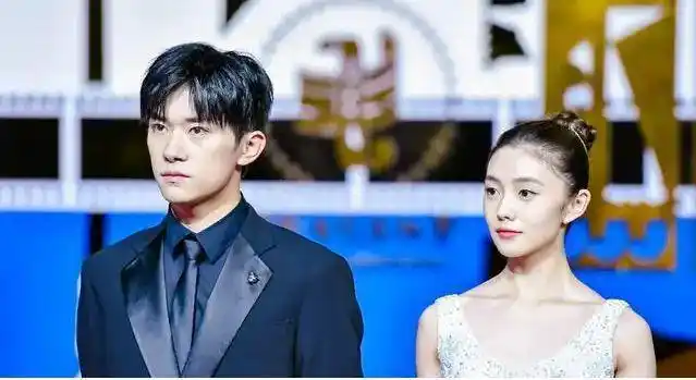 易烊千玺为刘浩存庆生网友扒出两人恋爱细节男方连夜发文辟谣