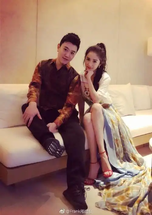 杨幂和神秘男性合照显亲密两人几乎月月有合影关系远胜魏大勋