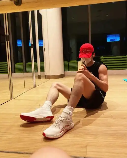 前一段时间看到白敬亭上脚了这双安踏柏油路霸,发售之后立马安排上了!