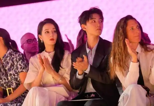 迪丽热巴米兰生图曝光美颜降临五官精致,和王俊凯同框太惊艳