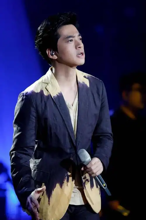 来欣赏一组李建的西装