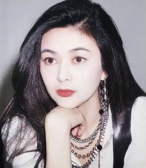 很多外表漂亮的人往往看起来很有攻击性,比如李嘉欣,但关之琳并没有给