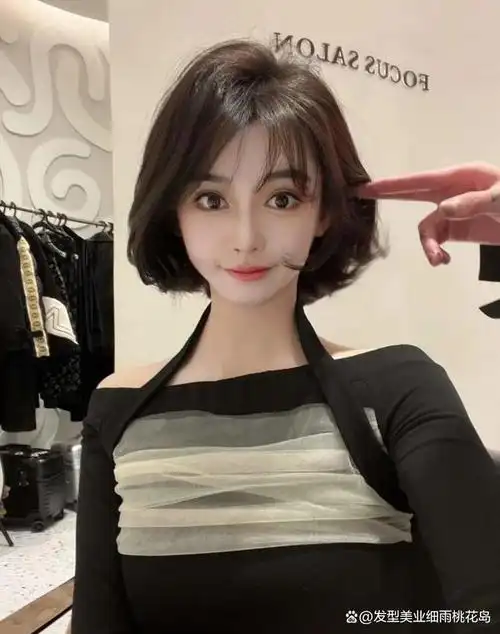 夏天剪一款这样的短发,真的好看又减龄,非常简约又百搭的漫画短发给人