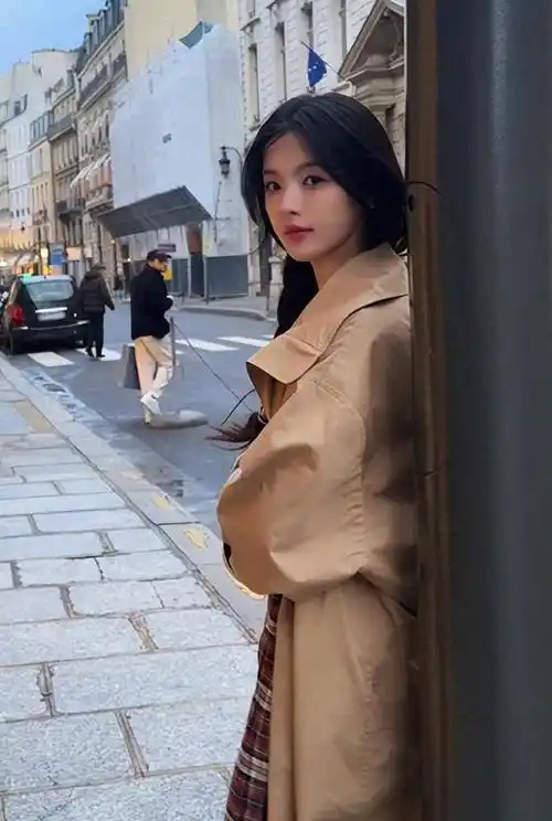 杨超越在巴黎的穿搭看呆网友,网友说:简直是时尚休闲穿搭教科书