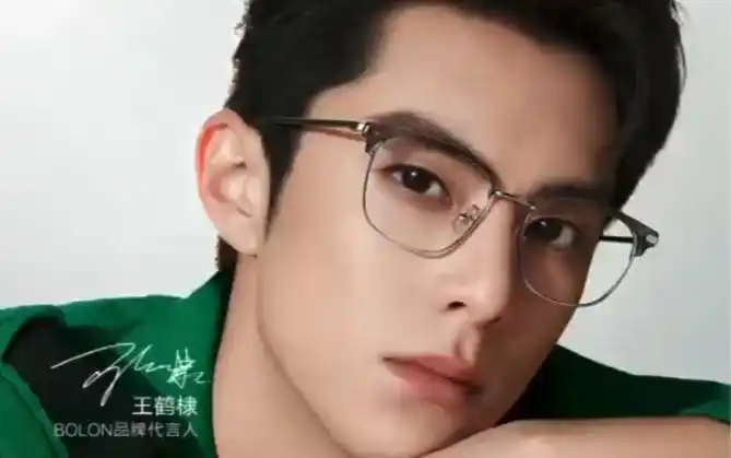王鹤棣 #bolon 暴龙眼镜最新代言人 ,时尚得不要不要的,男女都可荚Ζ
