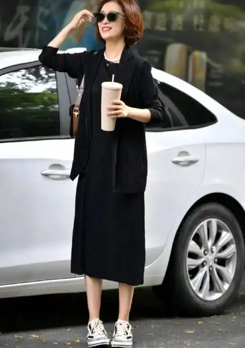 秋天回头率最高的搭配,"长裙 运动鞋",40,50岁穿太美_造型_女人_白色