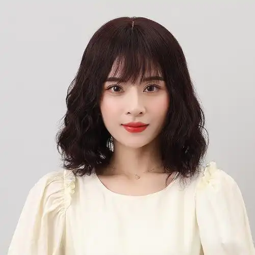 关于蓬松发型女中长发图片的配图及描述