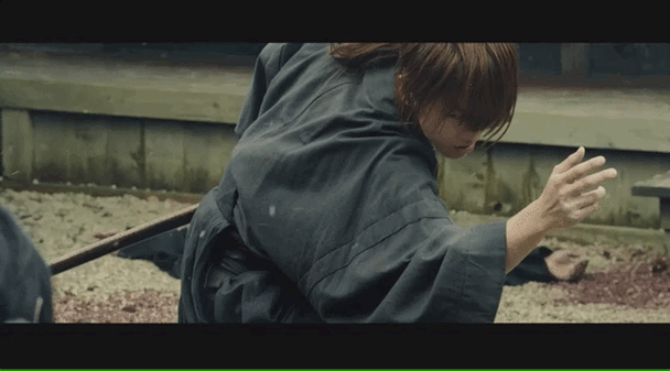 一开场,剑心只身一人闯入敌人会场,如砍瓜切菜般疯狂杀戮.