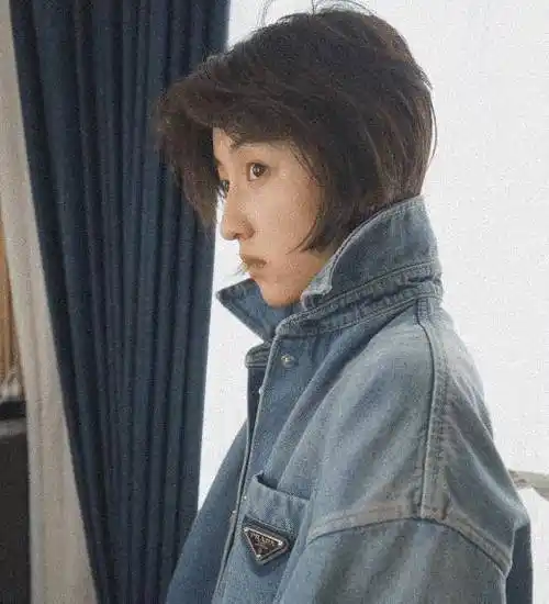 张子枫521晒照,穿男生牛仔外套毫无违和感,"鸟窝头 "像刚睡醒|短发|酷