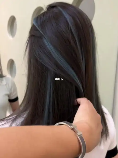 染完让闺蜜都羡慕的雾霾蓝挑染关键不用全