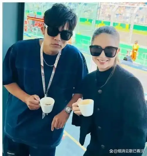 昆凌夫妇与周杰伦同台周身帅气无胡子两人穿搭相距季节