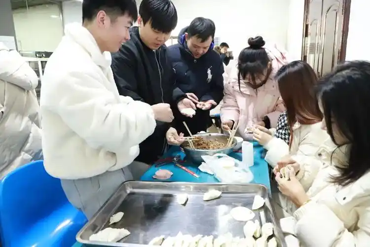 江西建工四建开展情暖冬至携手共进迎冬至包饺子活动