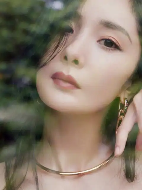 杨幂最新造型出炉身材纤细眼神会拉丝紧身鱼尾裙勾勒出s曲线