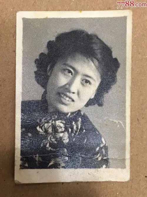 五十年代妇女烫头,穿旗袍老照片