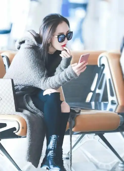 杨幂机场不戴墨镜的原因找到了