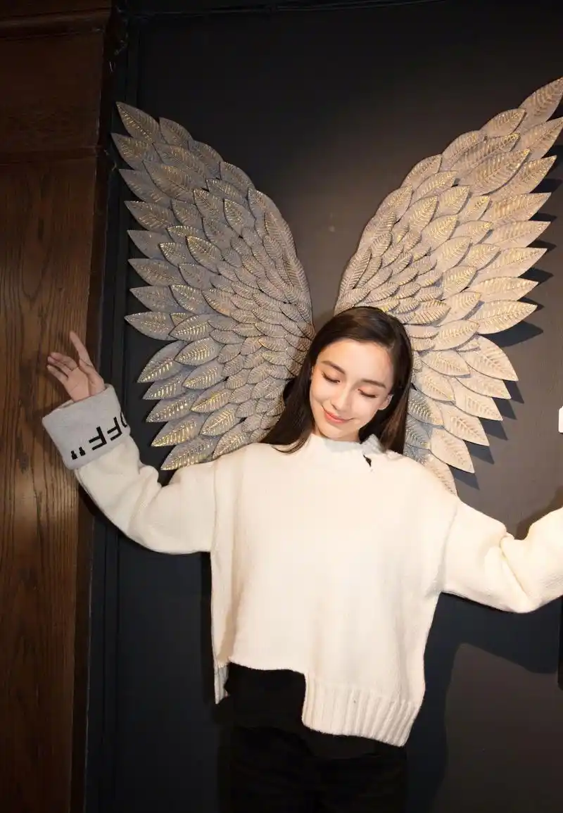 angelababy抱着儿子午睡,小海绵乖巧地躺在妈咪怀中