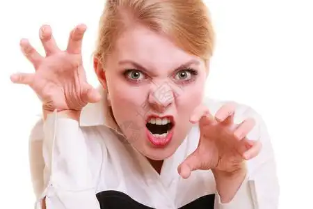 憤怒愤怒的疯狂女商人老板愤怒女尖叫着孤立在白色背景
