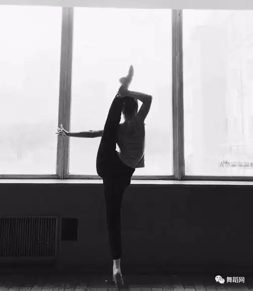 舞蹈少女的一字马真好看