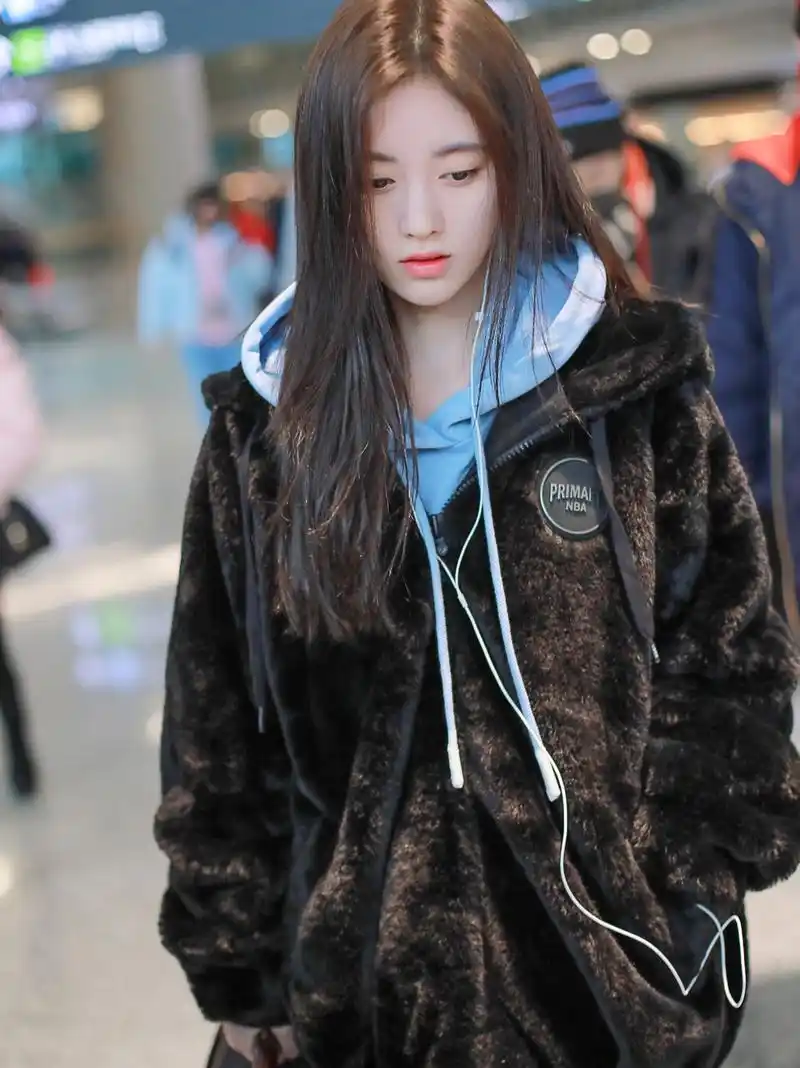 鞠婧祎日常私服穿搭分享 小鞠很喜欢这种毛绒绒的外套呢