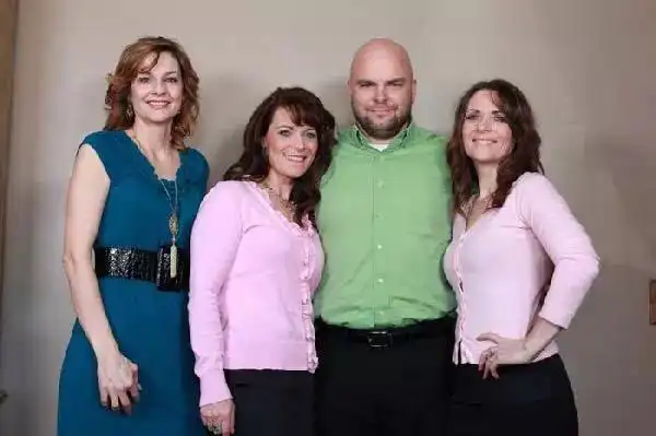 三姐妹同嫁一夫共生24个孩子生活和谐互不争宠