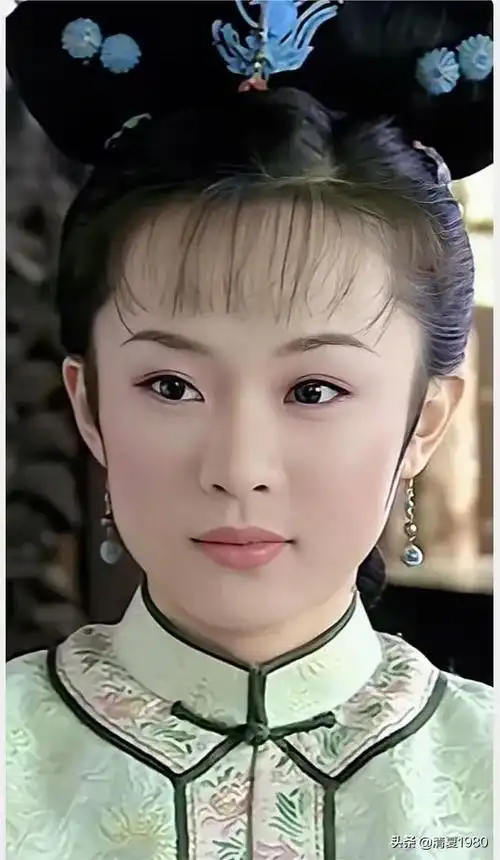 霍思燕从2001年开始演古装剧的,2003年那年22岁,才正式担任女主演,在