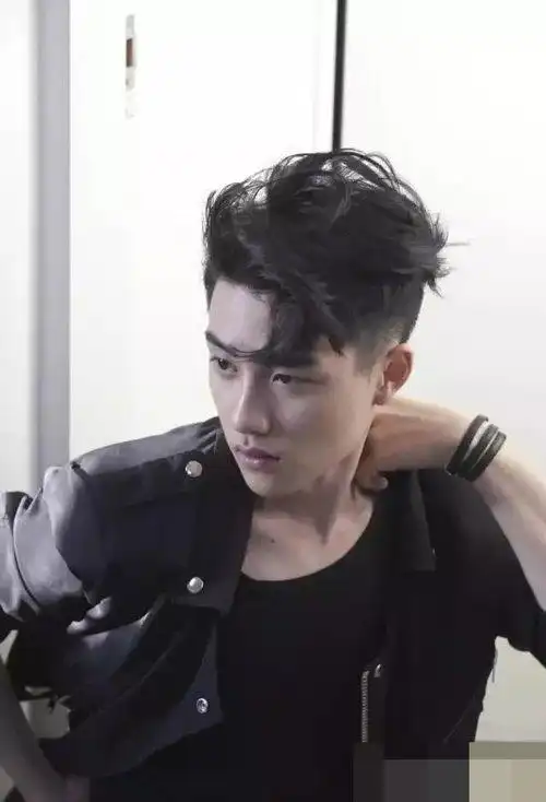 男生三七分斜刘海征战天下 塑造不一样帅气风的短头发