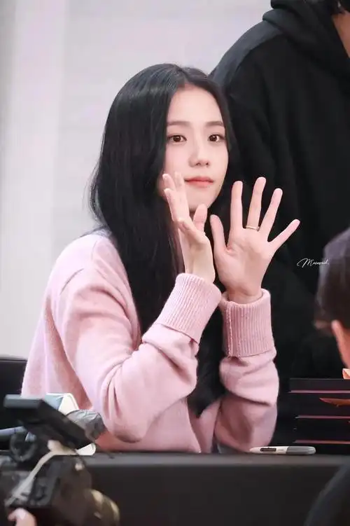 百万销量,空间高位,melon日榜二位,可以看出来金智秀在韩国国民度超高