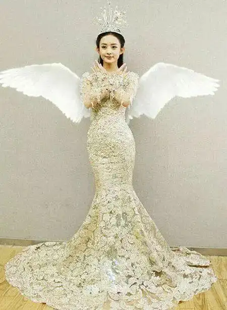 刘亦菲是那种单看长相很平凡无奇,但气质配上长相,就让人眼前一亮的