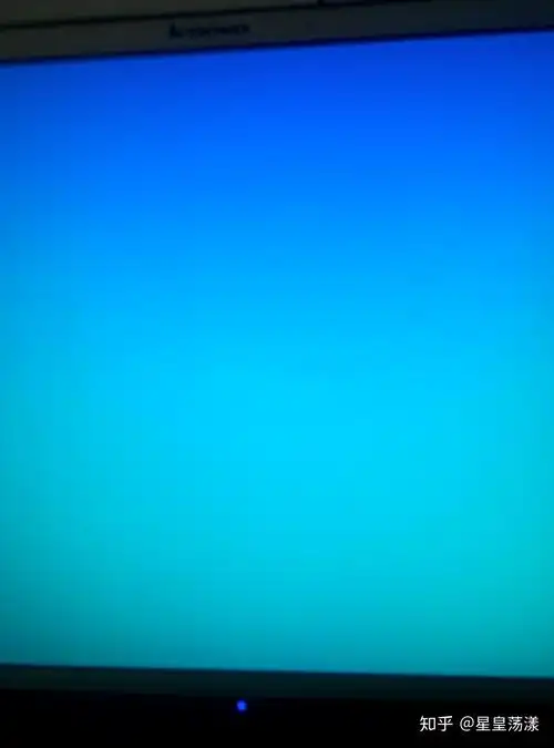 电脑屏幕出现淡蓝色是什么回事