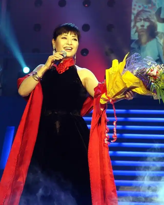 殷秀梅经历两次婚姻,二婚嫁给法国贵族,异国婚姻22年,恩爱如初