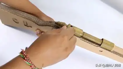 师生玩真人游戏,队友是女生,没想女生用纸折出98k懂爷视频01:5713