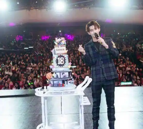 王俊凯,千玺羞涩,热巴的回答让人服气!