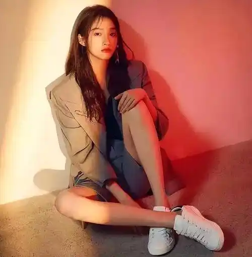 原创关晓彤有多狠被刘浩存当踮脚对象靠沈腾洗白成功