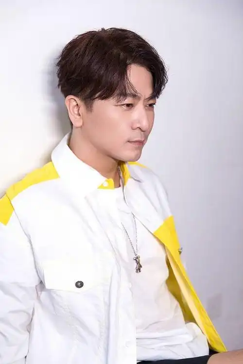 演员于毅时尚写真图片主演灵魂摆渡人气高