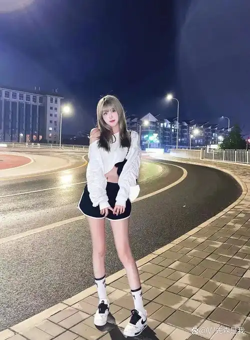 耐看的女生都有哪些特征: 1,皮肤白 皮肤白皙的女生回头率超高,穿什么