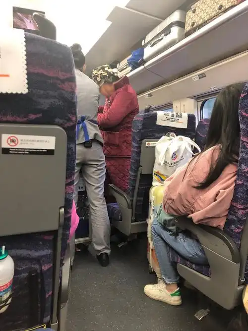 动车上竟然有人穿睡衣出行?