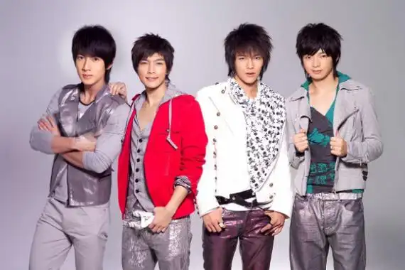 飞轮海四个人的关系:吴尊,汪东城和辰亦儒拼老命挤在一起,原来只是