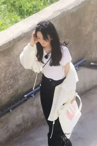 赵丽颖中餐厅路透,她的气质变了好多啊