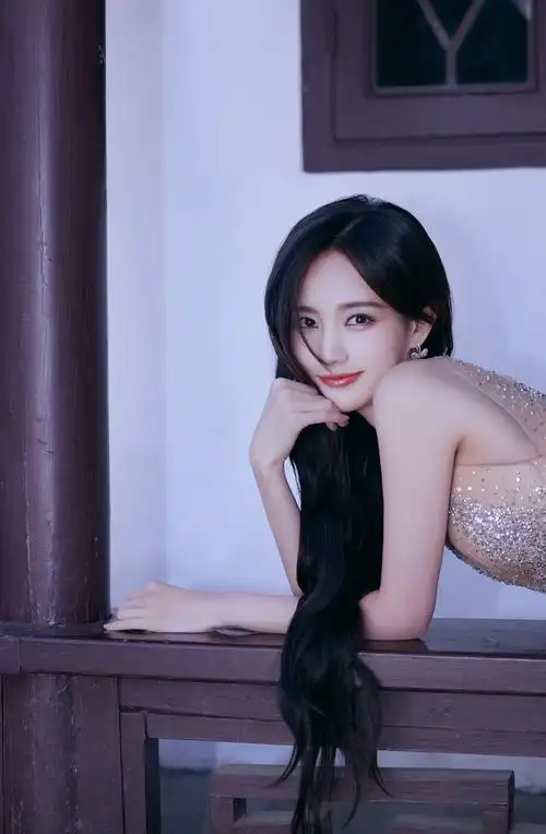 李一桐露出最美的事业线,看的小心脏通通跳[期待][期待][期待][期待]