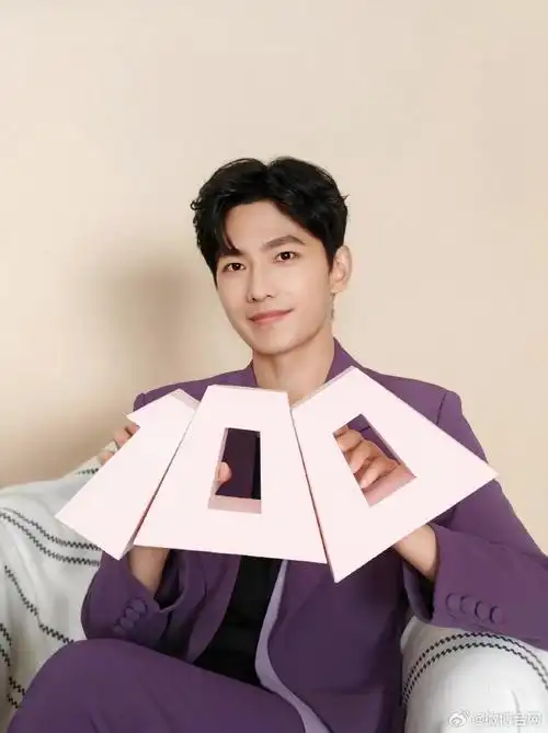 今天杨洋新发的照片又带有荣耀待发布新机荣耀200系列的水印,很大几率