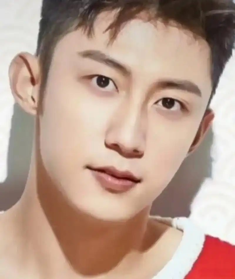 黄景瑜在辽东学院学空乘专业,后来身高长到186不适合空乘了,就去上海