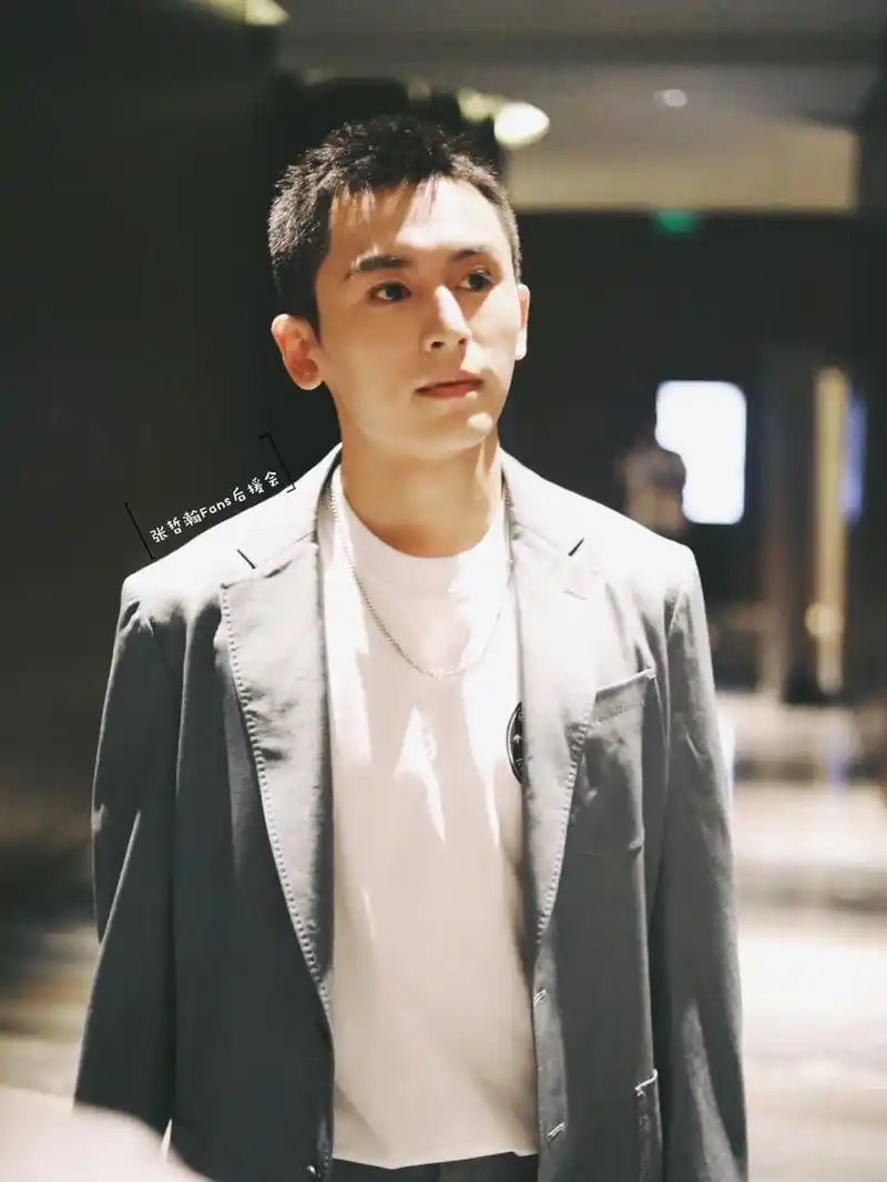 张哲瀚最新活动照片,西装虽大但穿在瀚哥身上帅气有型,让人心醉